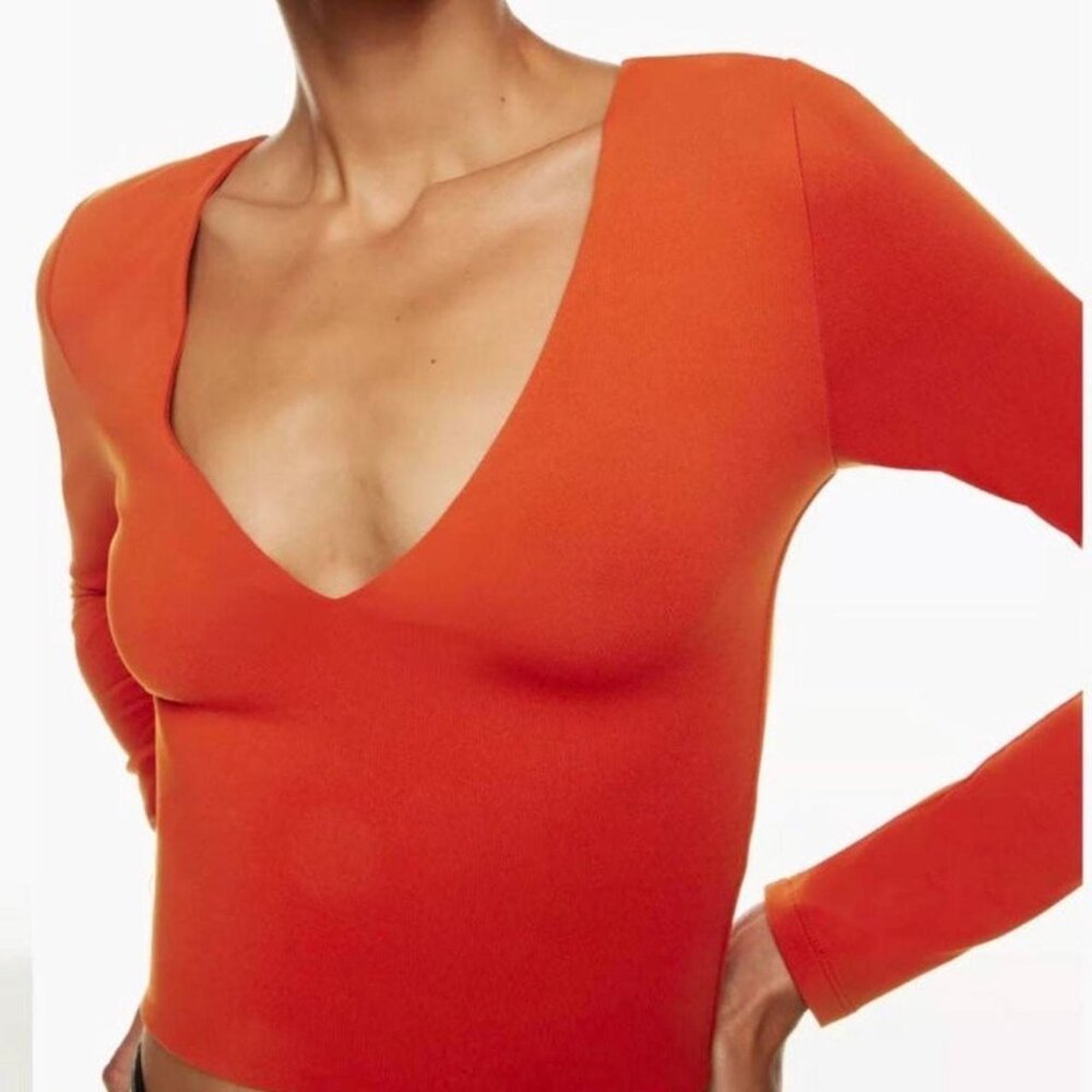 Babaton Contour Cropped V-Neck